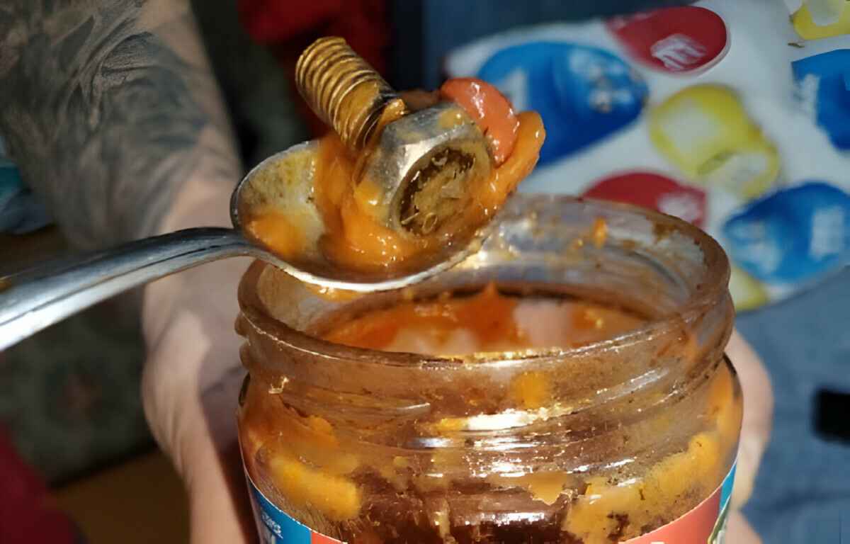 Белорус нашел болт в банке фасоли — "Если покупать постоянно, можно собрать станок"