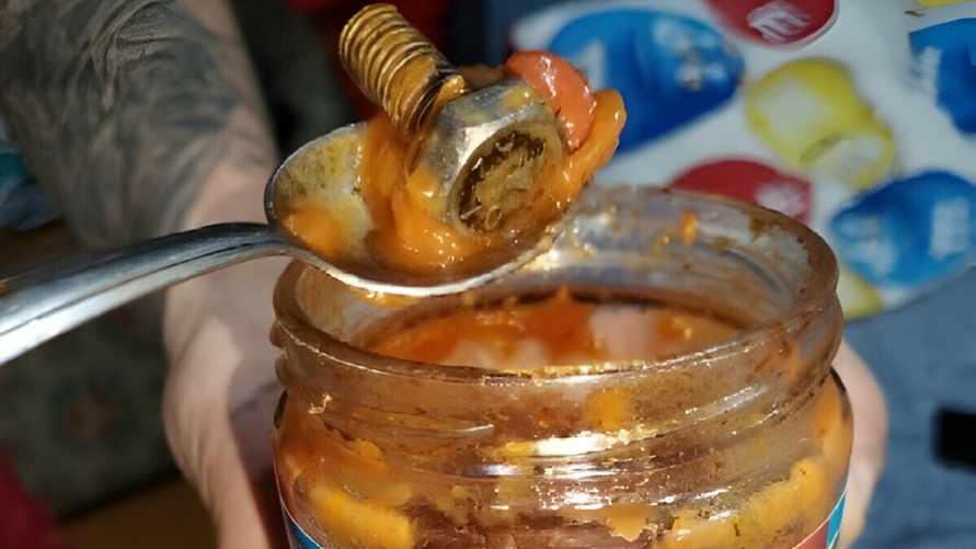 Белорус нашел болт в банке фасоли — "Если покупать постоянно, можно собрать станок"