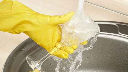 Как легко отмыть мутные бокалы и стаканы? Поможет газета и одна дешевая жидкость