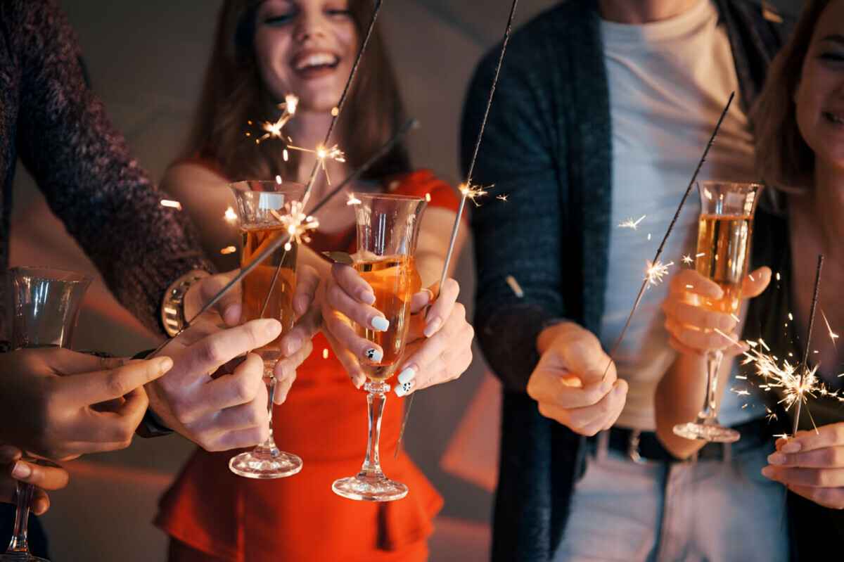 Зачем в полночь люди прыгают со стульев? Узнали о необычных новогодних традициях в трех странах