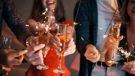 Зачем в полночь люди прыгают со стульев? Узнали о необычных новогодних традициях в трех странах