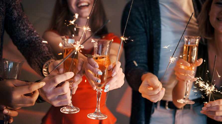 Зачем в полночь люди прыгают со стульев? Узнали о необычных новогодних традициях в трех странах