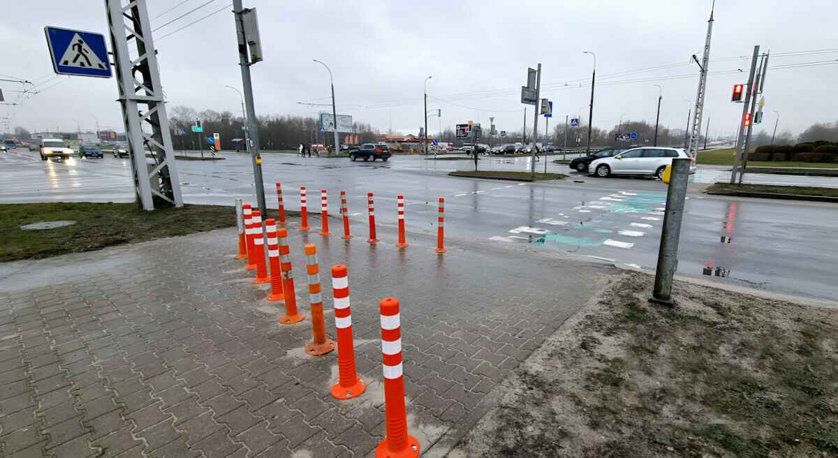 В Бресте пешеходный переход перегородили столбиками в ряд. Зачем?