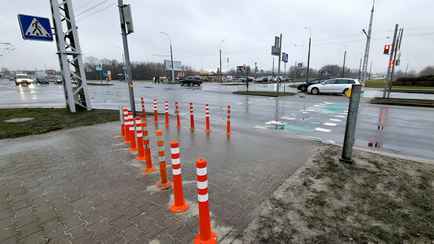 В Бресте пешеходный переход перегородили столбиками в ряд. Зачем?