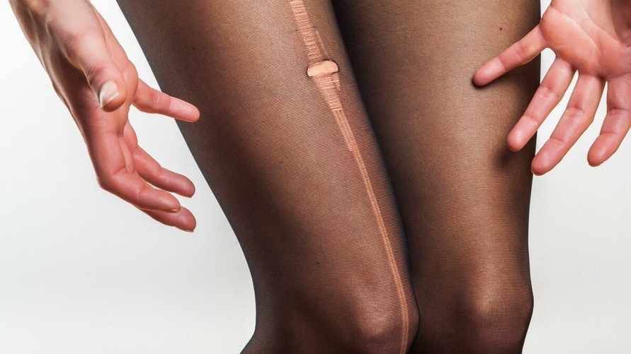 Что делать, если внезапно порвались колготки? Избежать "стрелки" поможет средство из ванной