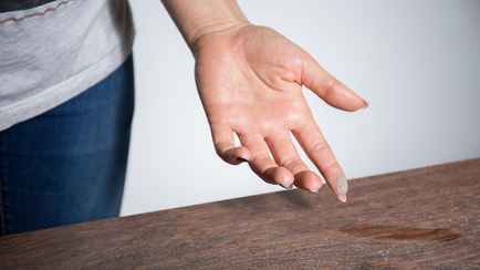 Как надолго избавиться от пыли? Капните 2 капли этого средства на мебель — и не пожалеете