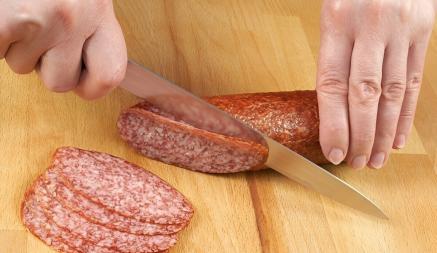 Почему колбасу режут под углом? Оказывается, это не просто традиция
