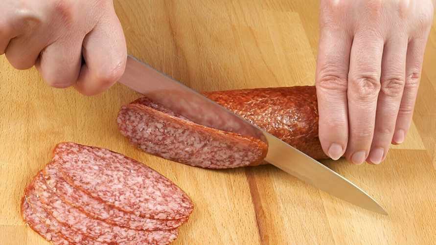 Почему колбасу режут под углом? Оказывается, это не просто традиция