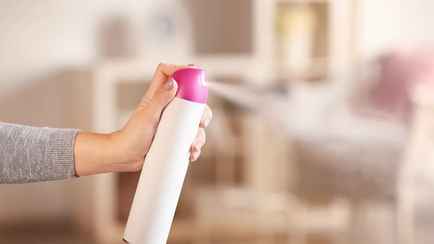 Зачем сбрызгивать бумажное полотенце лаком для волос? Вот как поможет при уборке