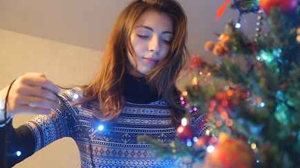 Многие белорусы неправильно вешают гирлянду на ёлку. Этот способ облегчит процесс украшения