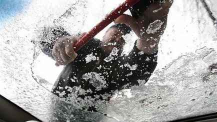 Как быстро разморозить стекла авто? Эта жидкость есть у каждого водителя