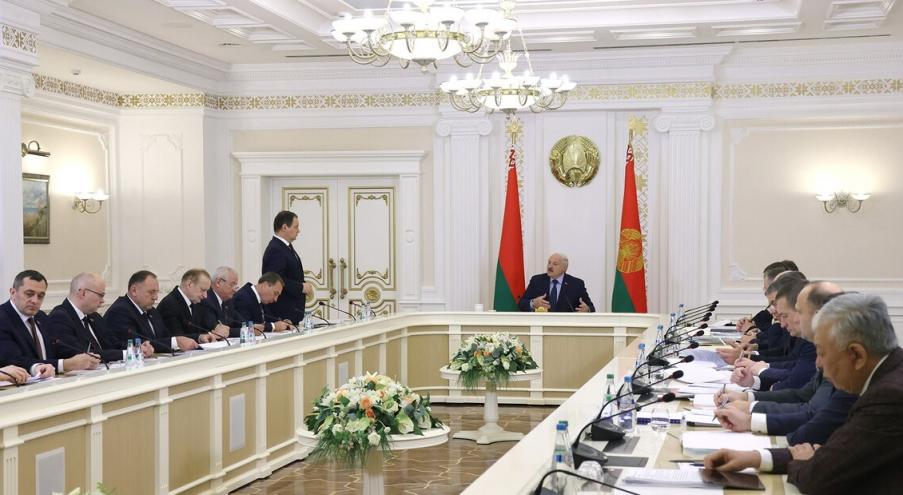 Лукашенко заявил, что главы областей «обязались ввести в