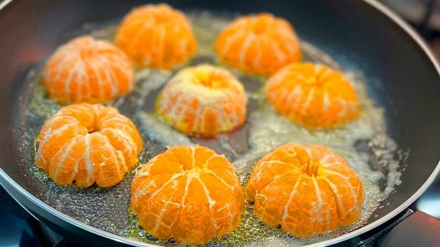 Зачем жарить мандарины на сковороде? Нашли 2 необычных зимних рецепта
