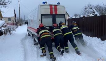 «Скорая» поехала к больному под Полоцком. В итоге, для медиков пришлось вызывать спасателей