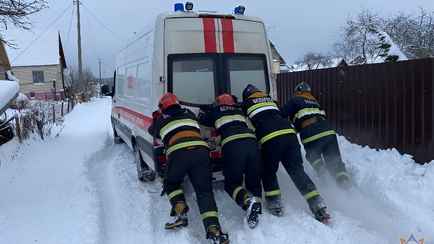 «Скорая» поехала к больному под Полоцком. В итоге, для медиков пришлось вызывать спасателей
