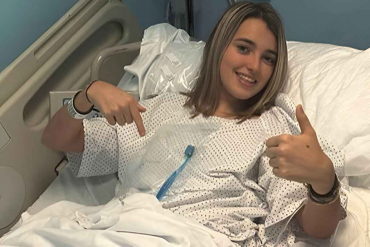 Девушка случайно проглотила зубную щетку... во время еды. Это как?