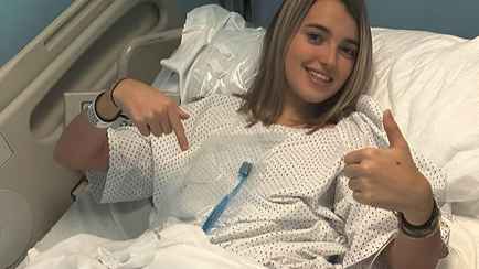 Девушка случайно проглотила зубную щетку… во время еды. Это как?