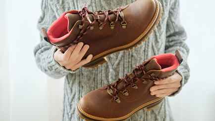 Намажьте обувь этим недорогим средством. Как поможет зимой?