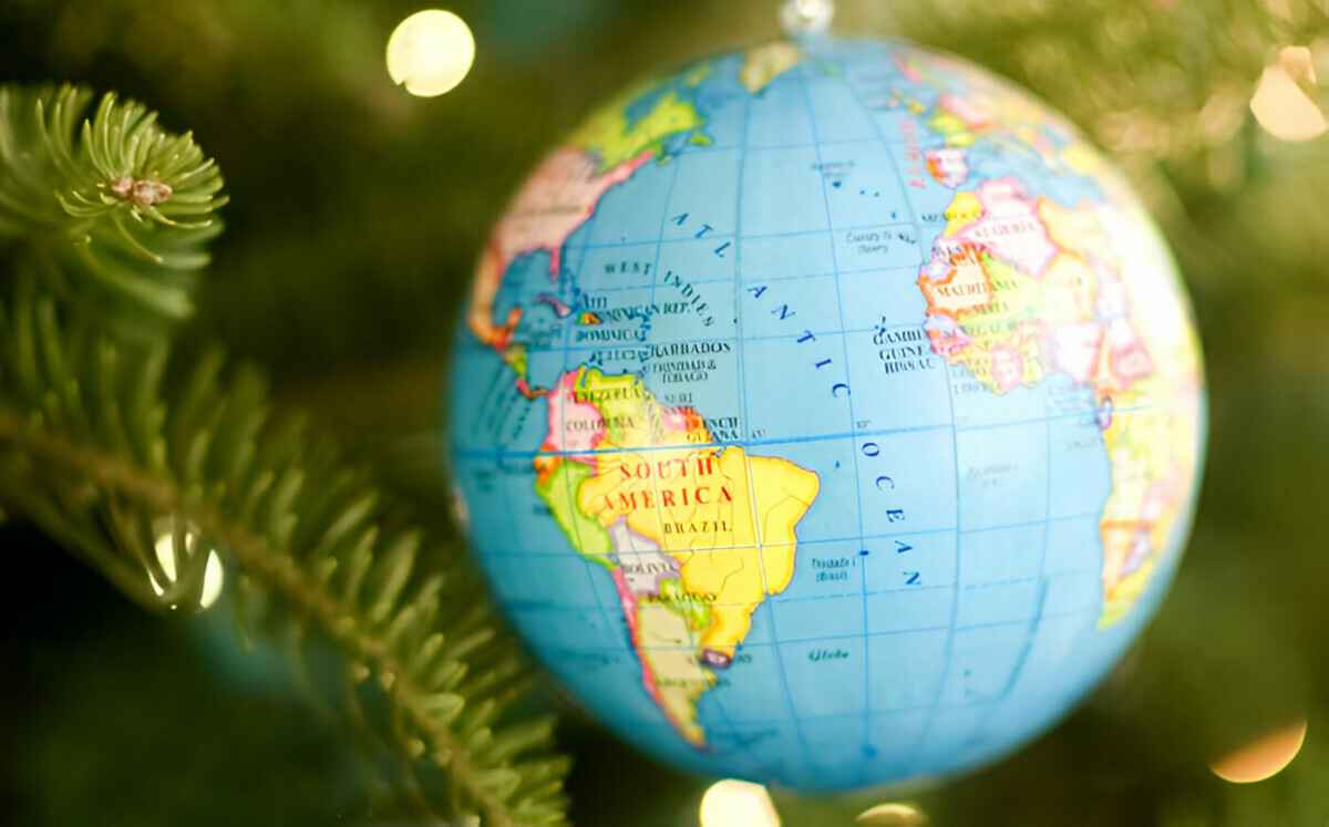 Где дарят друг другу яблоки, а где жарят шашлык и... личинок? Вот как отмечают Рождество в разных частях света