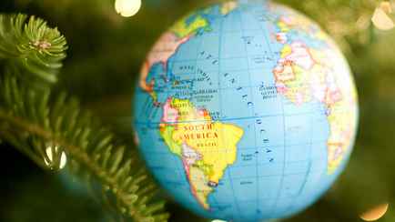 Где дарят друг другу яблоки, а где жарят шашлык и… личинок? Вот как отмечают Рождество в разных частях света