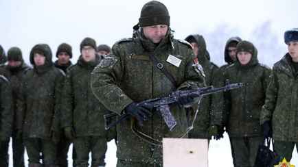 Совмин постановил выделить больше денег на зарплаты некоторым военным. За чей счёт?