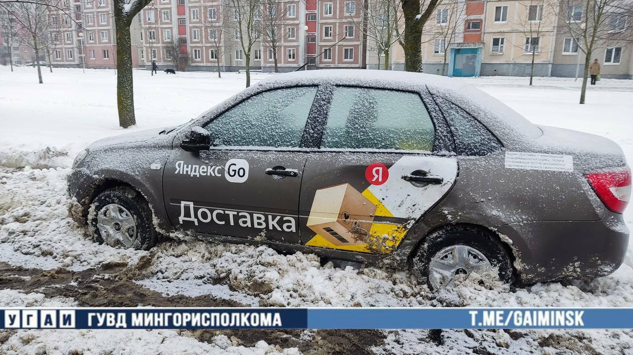 В Минске автобус протаранил четыре припаркованных легковушки