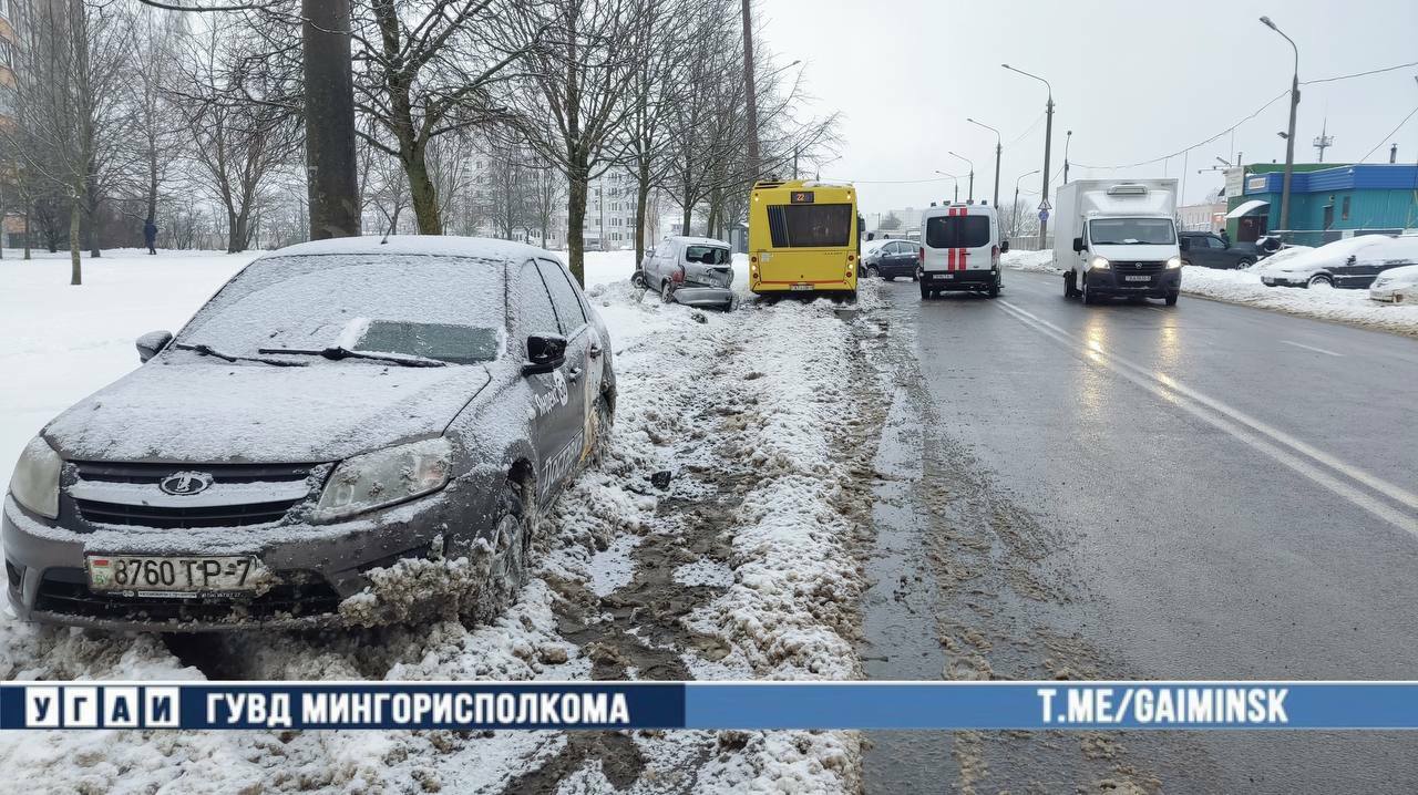 В Минске автобус протаранил четыре припаркованных легковушки