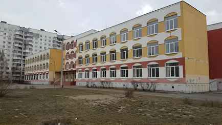 В Брянске ученица 8-го класса принесла в школу дробовик и начала стрелять. Есть погибшие и раненые. Подробности