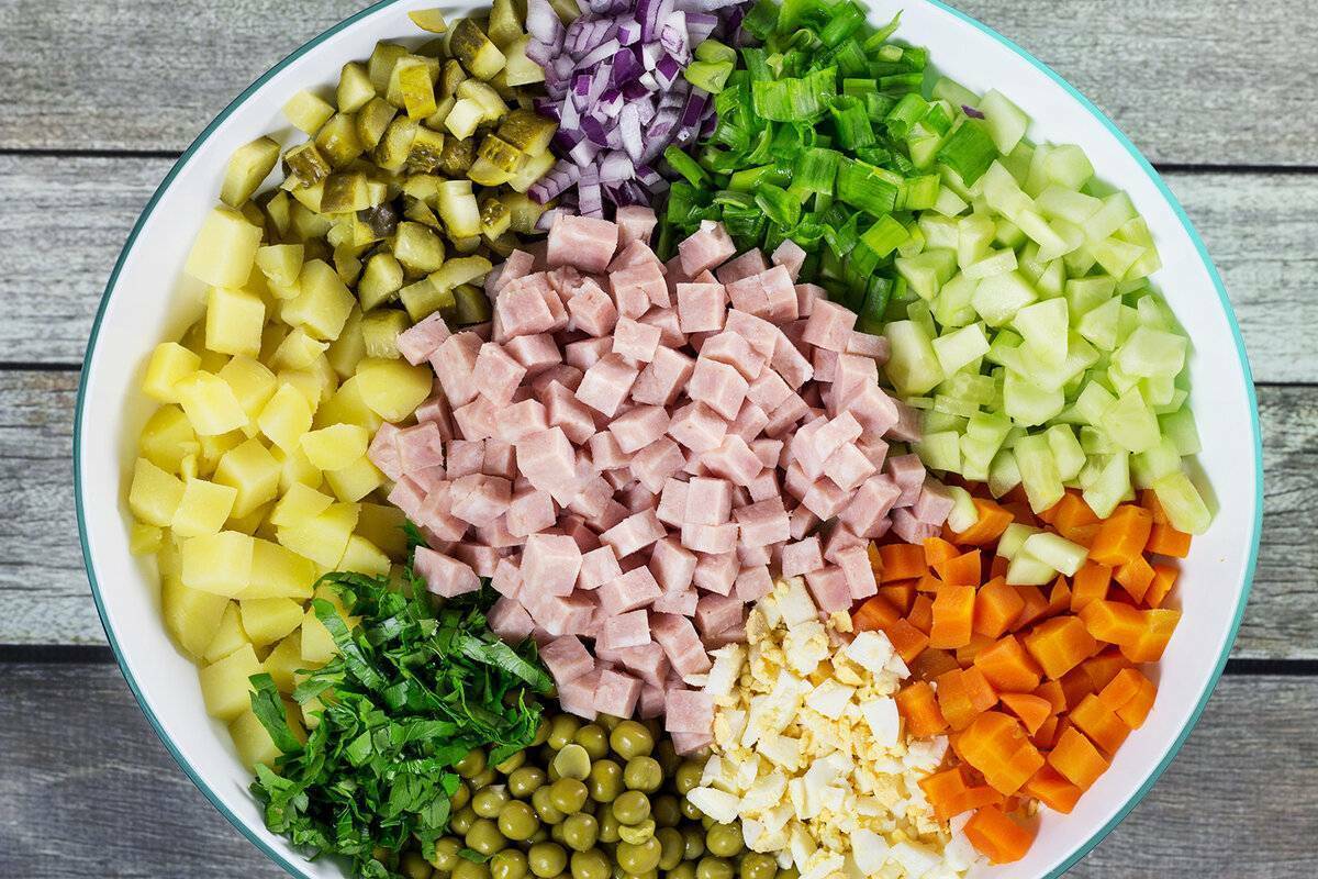 Эти 6 салатов станут альтернативой "Оливье" на Новый год. Зачем заменять колбасу рыбой и чем поразит "Дракон"?