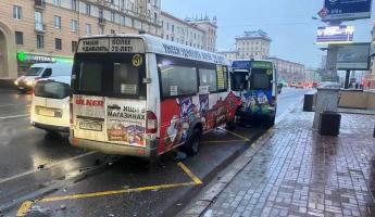 В центре Минска на остановке столкнулись две маршрутки — есть пострадавшие