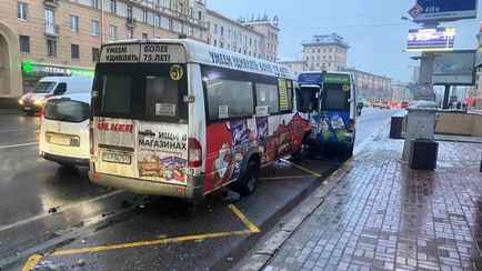 В центре Минска на остановке столкнулись две маршрутки — есть пострадавшие