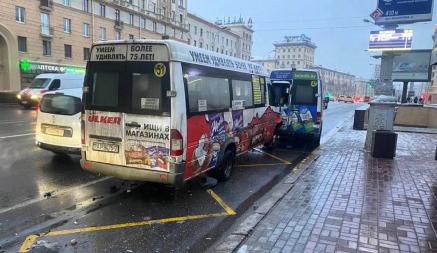 В центре Минска на остановке столкнулись две маршрутки — есть пострадавшие