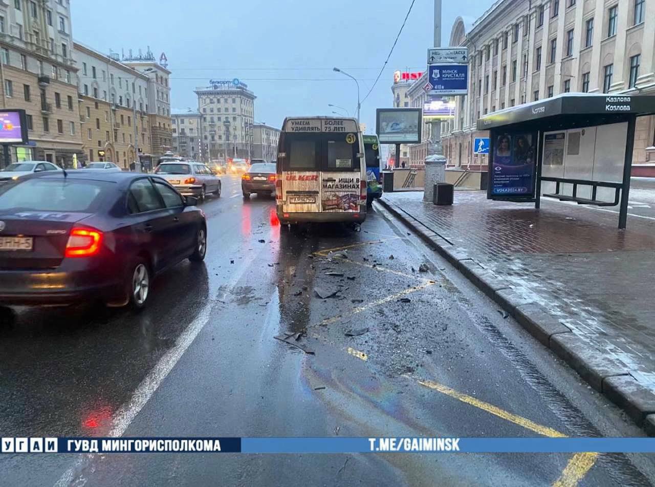 В центре Минска на остановке столкнулись две маршрутки — есть пострадавшие