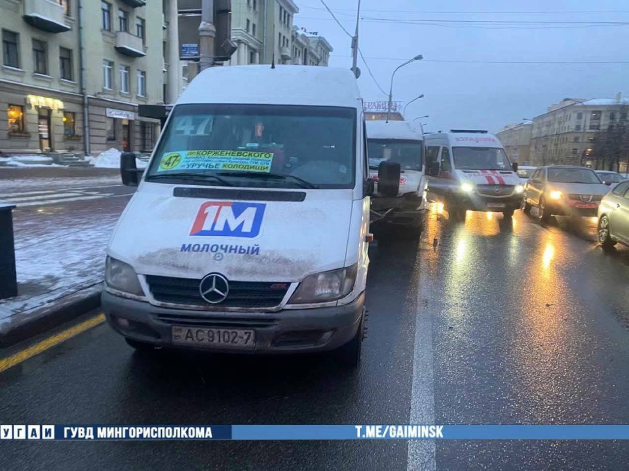 В центре Минска на остановке столкнулись две маршрутки — есть пострадавшие