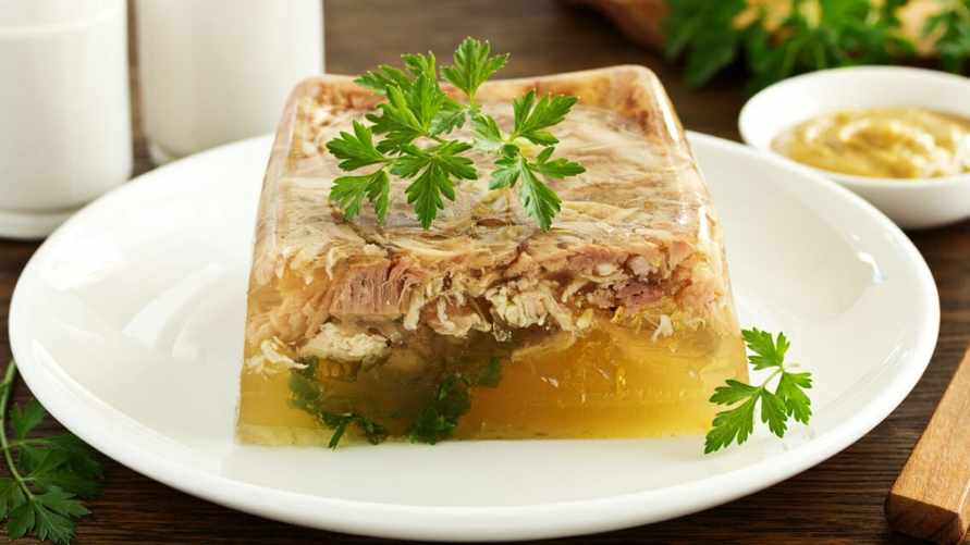 Кому из белорусов обязательно есть холодец? Врачи рассказали, как часто