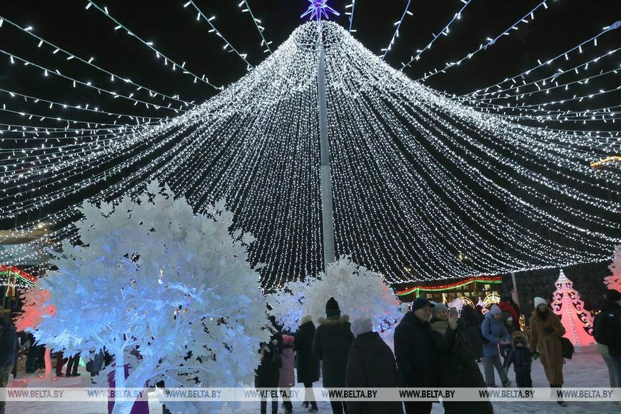 "Очень хорошо, что в час пик" — По всей Беларуси прошли парады Дедов Морозов. Но с нюансами?