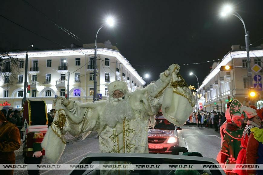 "Очень хорошо, что в час пик" — По всей Беларуси прошли парады Дедов Морозов. Но с нюансами?