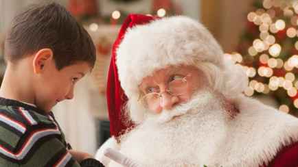 Нужно ли говорить детям жестокую правду про Деда Мороза? Психологи объяснили, как правильно поступить