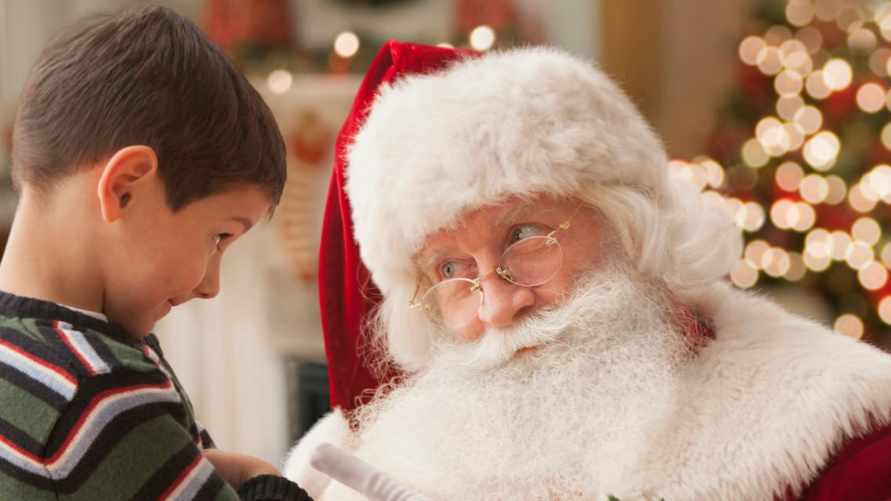 Нужно ли говорить детям жестокую правду про Деда Мороза? Психологи объяснили, как правильно поступить