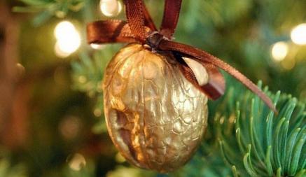 Зачем вешать на ёлку деньги и орехи? Как нарядить новогоднее дерево, чтобы задобрить Дракона