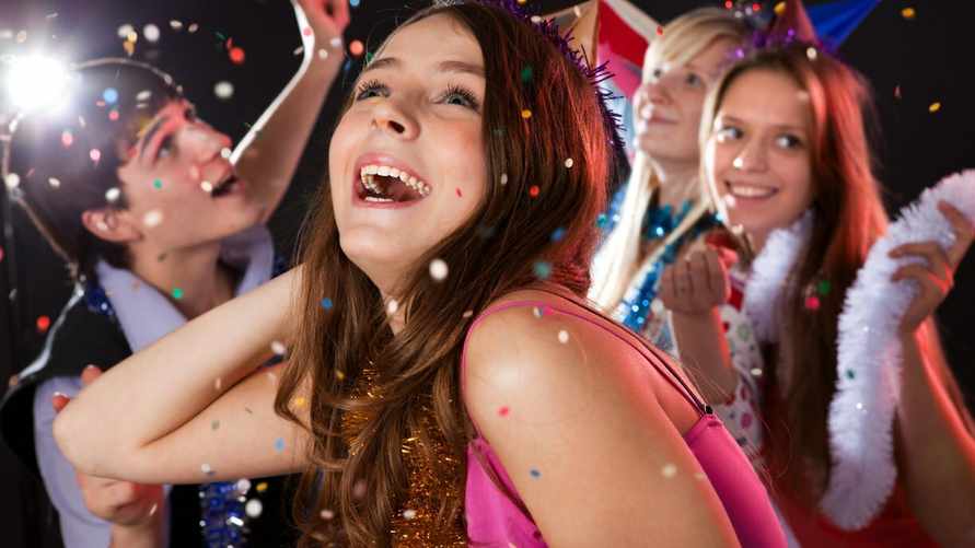 «Мама, папа, Новый год я встречаю с друзьями!» – Как родителям отреагировать на такое заявление подростка