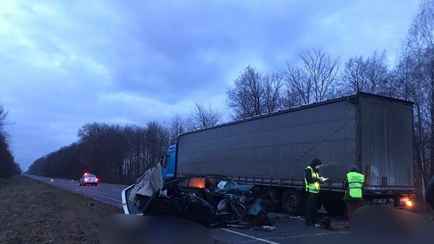 Под Берёзой пьяная женщина на легковушке сбила человека и влетела в стоящую на обочине фуру – двое погибших