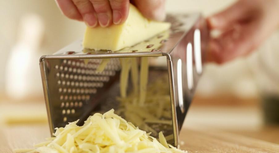 Во-первых, прежде чем натирать сыр, поместите его в