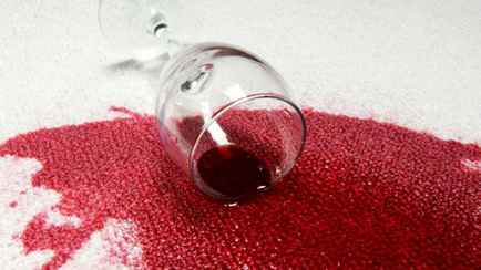 Как легко убрать пятна красного вина с ковра? Необычный, но эффективный трюк