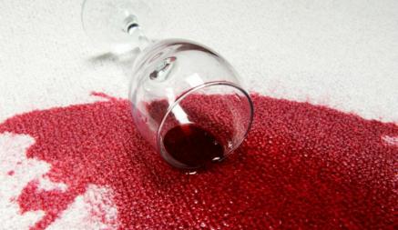 Как легко убрать пятна красного вина с ковра? Необычный, но эффективный трюк