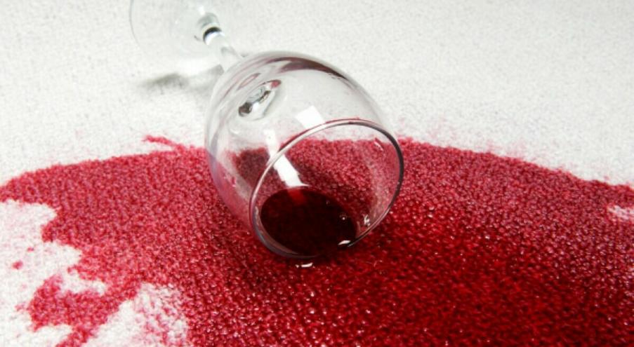 Красное вино — одно из самых стойких пятен