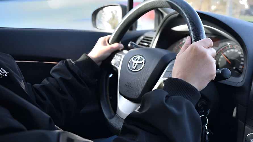 Правильное положение рук на руле во время езды