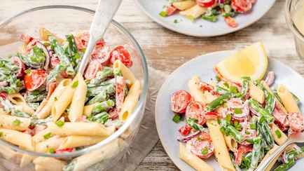 Этот салат с макаронами поразит всех гостей. Но главная фишка — в заправке. Как приготовить?