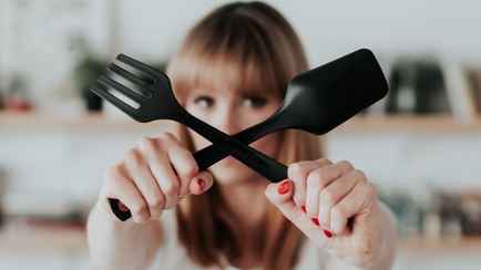 Химик призвала не покупать такие кухонные инструменты. Почему могут быть опасны?