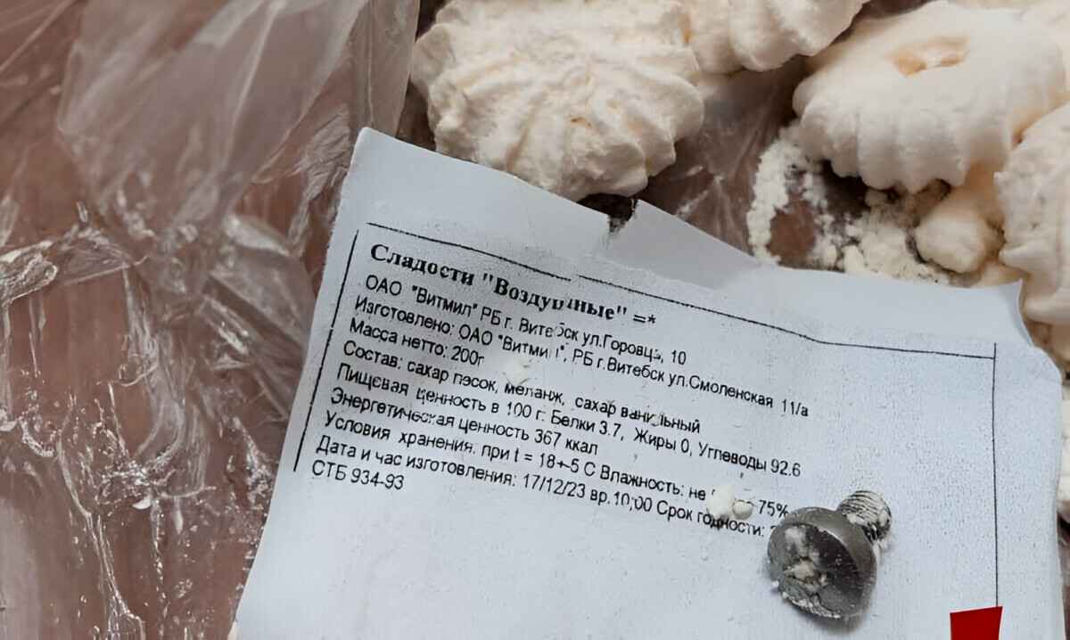 Белоруска нашла в пирожных большой болт